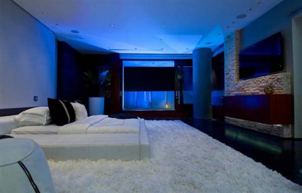 44017-master-bedroom-at-luxury-and-elegant-extraordinary-residence-design_1440x900