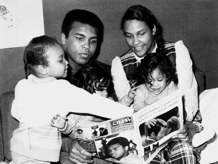 BPTRRJ MUHAMMAD ALI WIFE & CHILDREN HEAVYWEIGHT BOXER WITH FAMILY (1971)